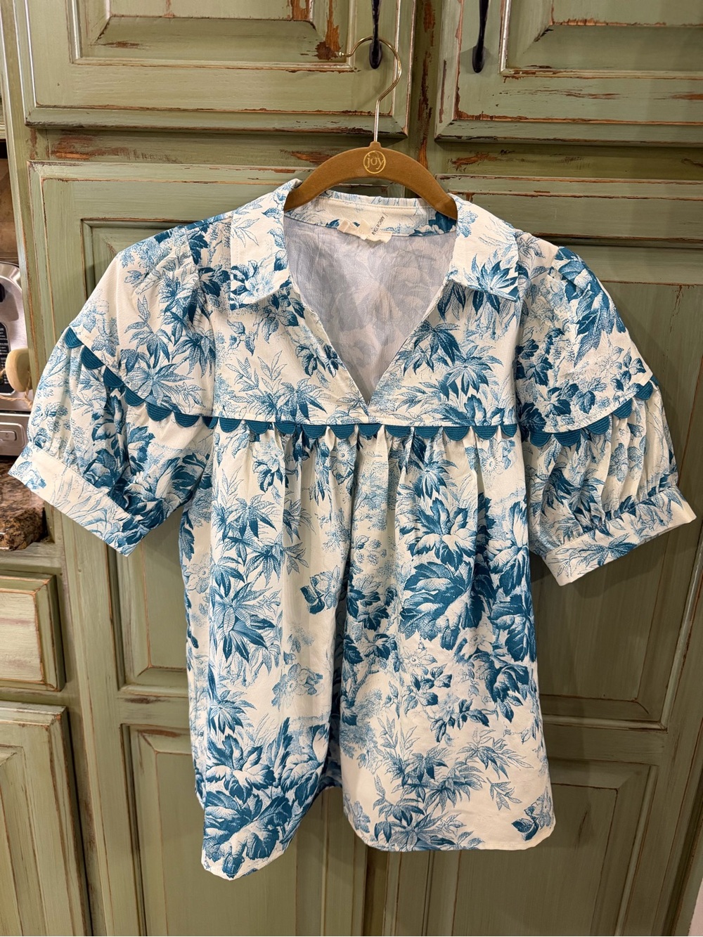 entro White and Blue Floral V-Neck
